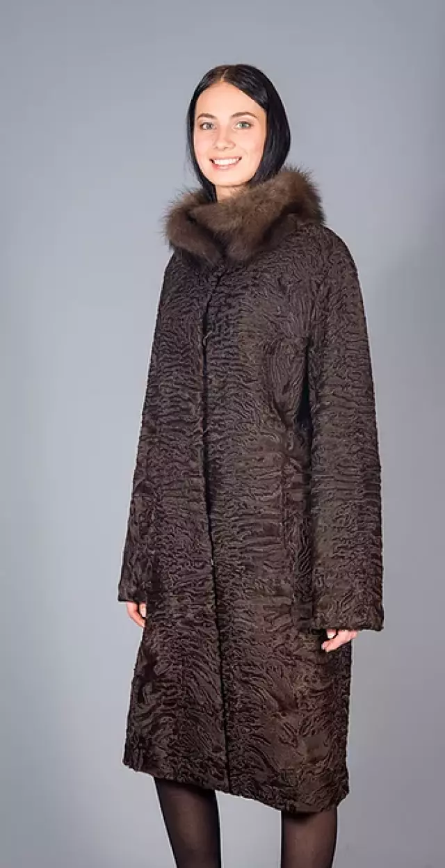 Пальто из каракуля с воротником из соболя