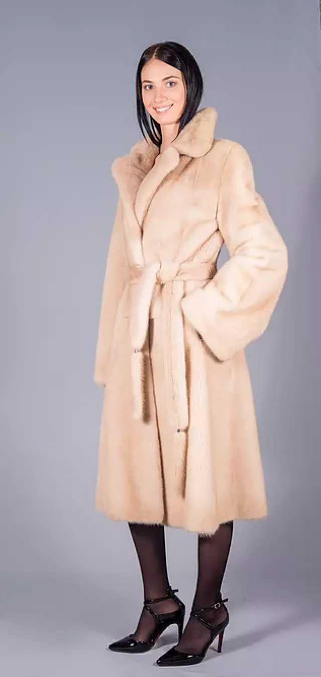Пальто из норки цвета паламино