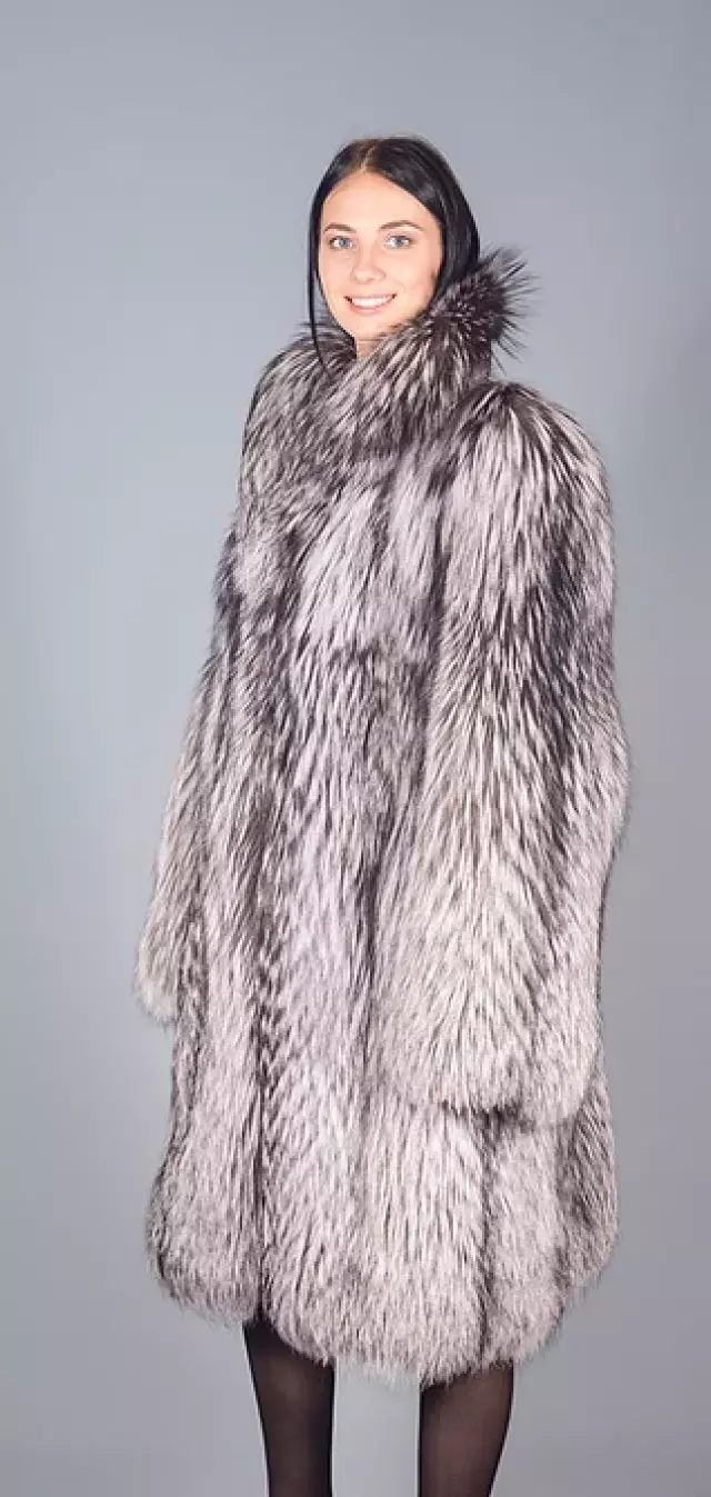 Пальто из серебристо-черной лисы