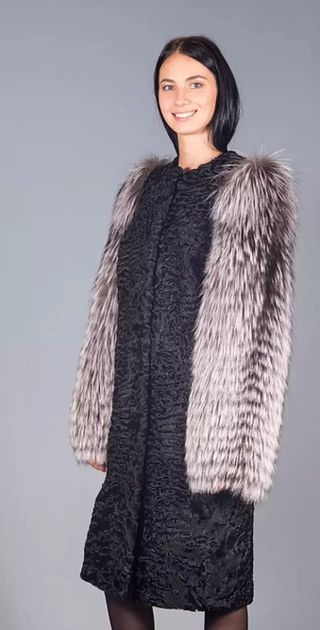 Пальто из каракуля с мехом лисы на рукавах