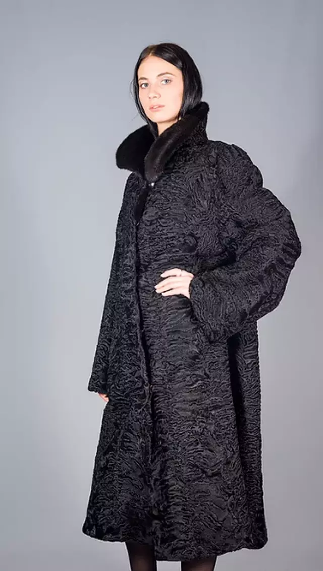 Пальто из каракуля с норковым воротником